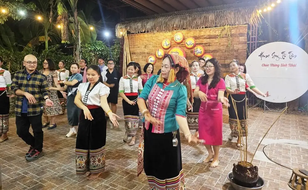 NNƯT Sầm Thị Xanh (áo xanh) hướng dẫn cách múa dân ca, dân vũ cho du khách