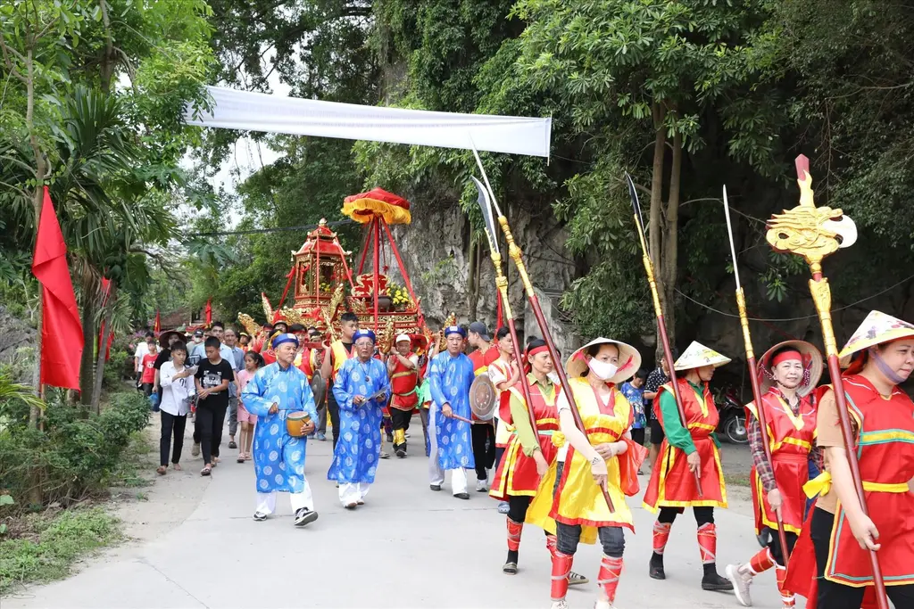Nghi thức rước kiệu Lễ hội đền Thái Vi
