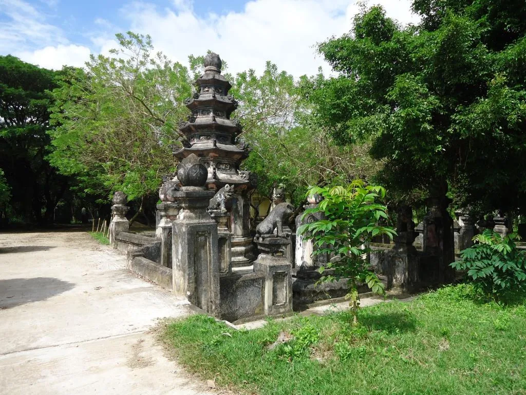 Vườn tháp Tổ tại Chùa Thập Tháp Di Đà