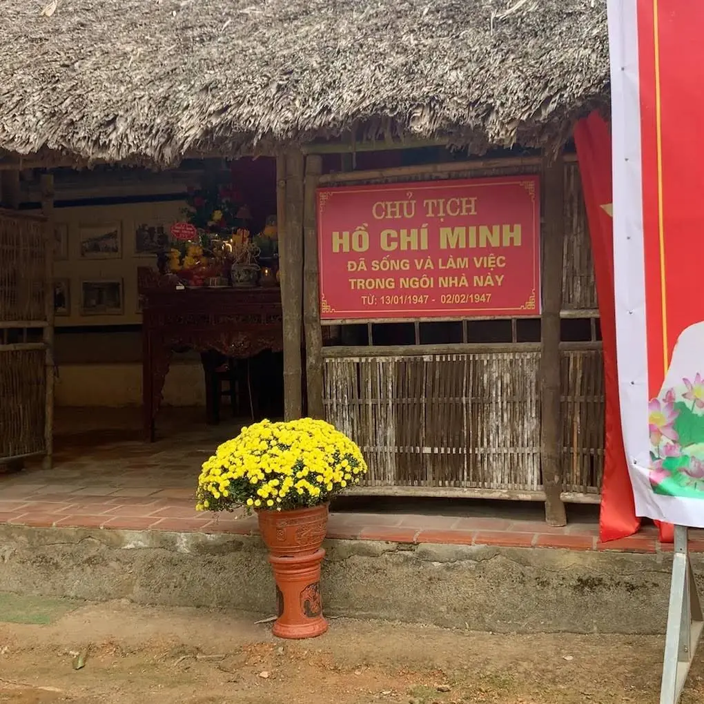 Cảnh quan di tích Nhà Lưu niệm Bác Hồ