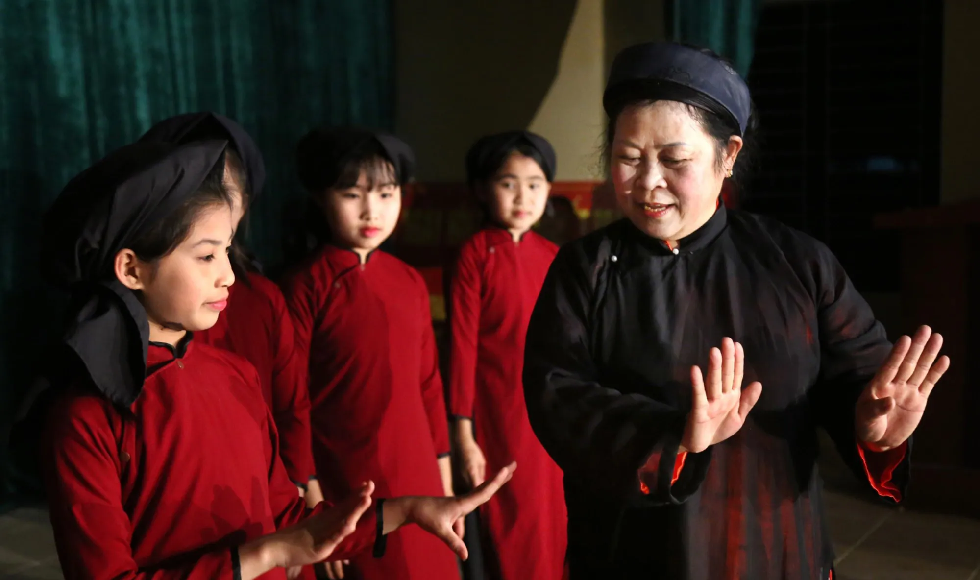 Nghệ nhân Nhân dân Nguyễn Thị Lịch (áo đen) trao truyền hát Xoan cho thế hệ trẻ