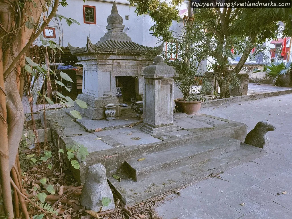 Tam quan Lăng Đinh Điền