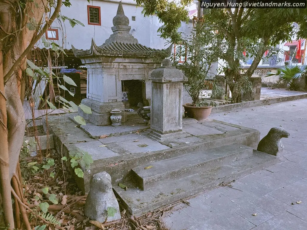 Tam quan Lăng Đinh Điền