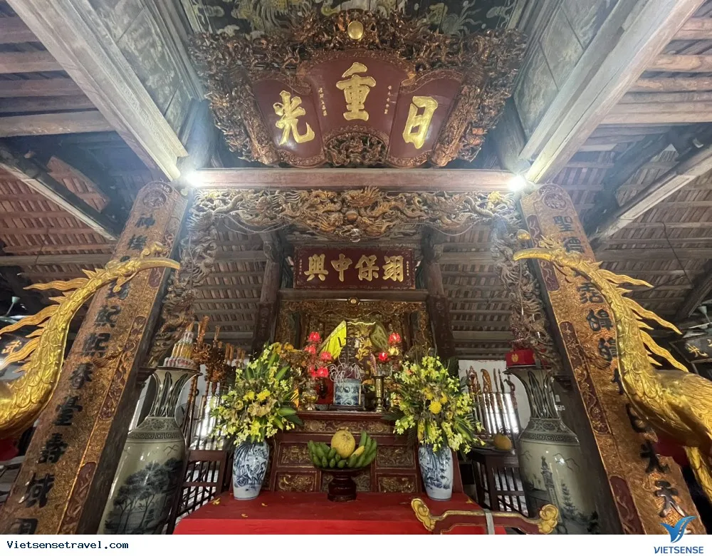 Gian thờ bên trong Đình Vạn Xuân