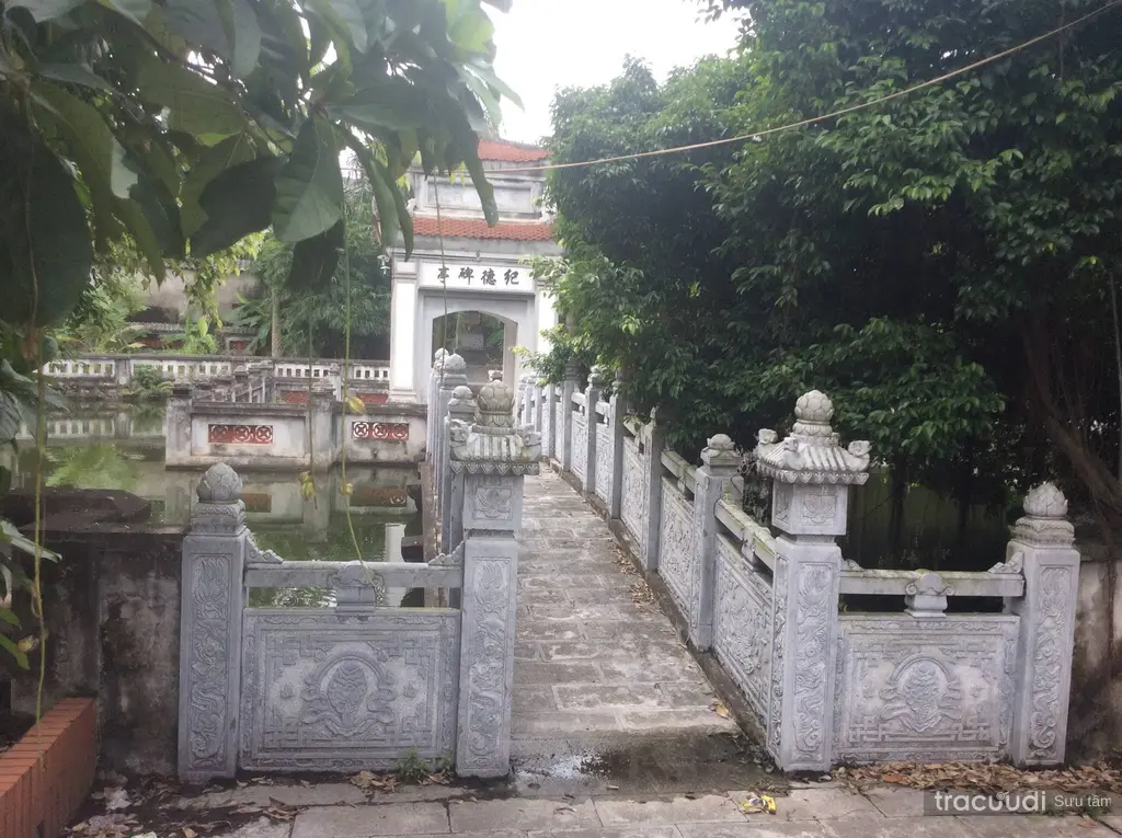 Cầu đá trong di tích Đình Phúc Xá Bắc Biên