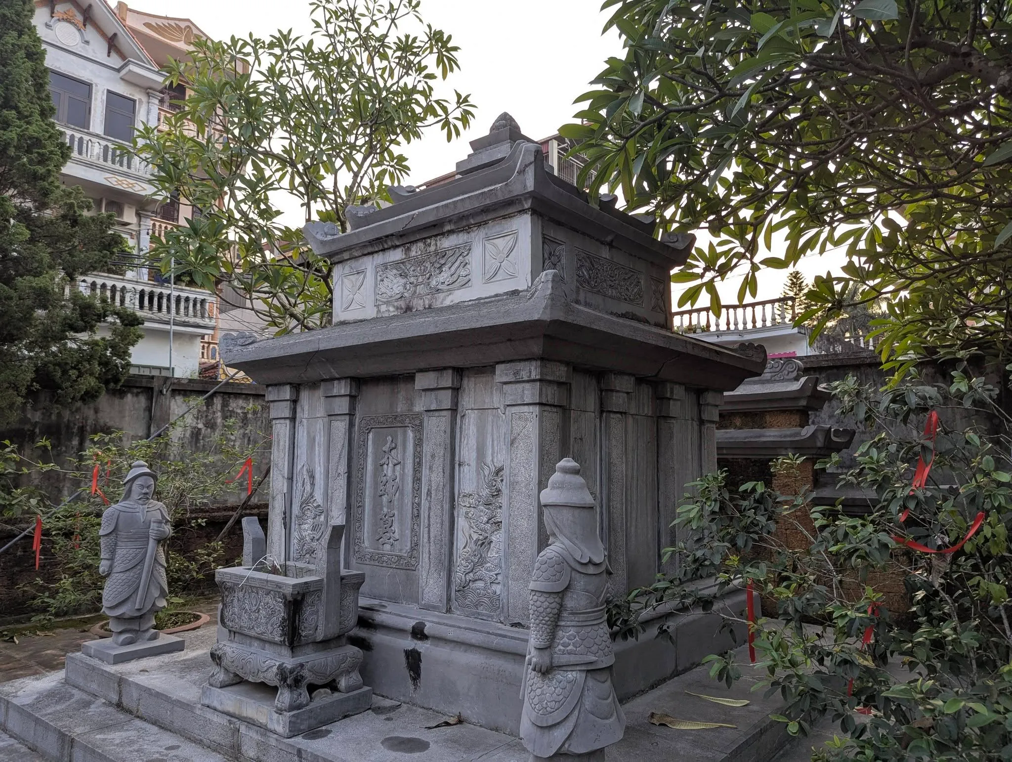 Lăng Tô Vương trong đền Văn Hiến.