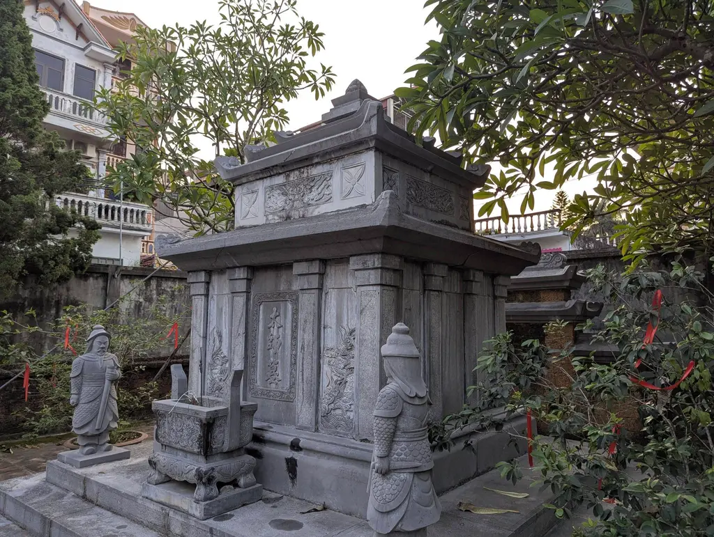 Lăng Tô Vương trong đền Văn Hiến.