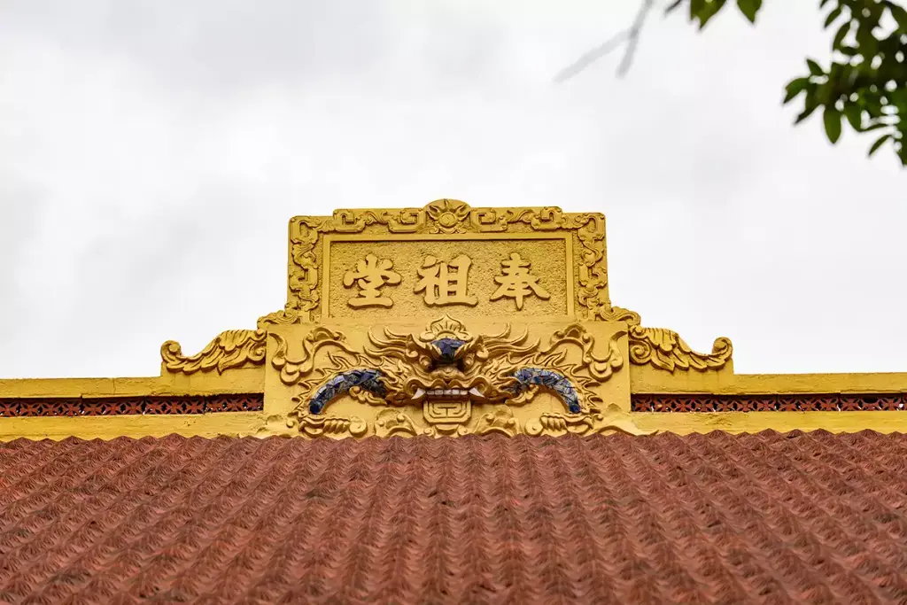 Bức hoành phi trên mái Chùa Vân Hồ