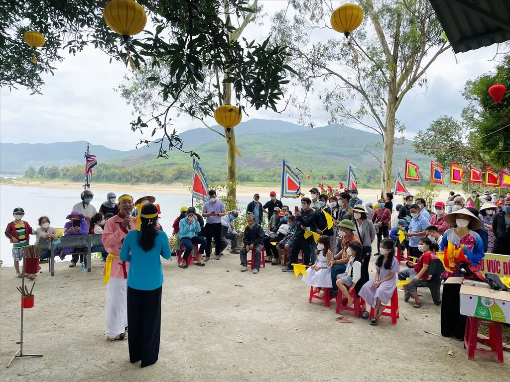 Hô hát bài chòi tại Lễ hội Bà Thu Bồn