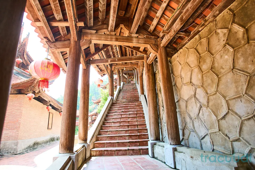 Không gian hành lang di tích Chùa Non Nước