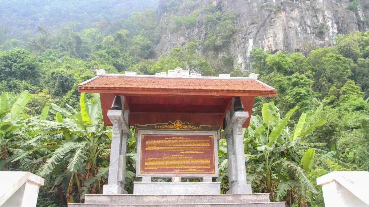 Bia di tích lịch sử Trạm Thông Tin A72