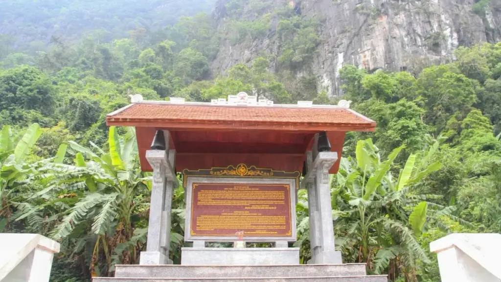 Bia di tích lịch sử Trạm Thông Tin A72