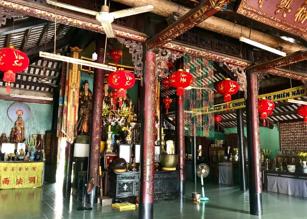 Không gian bên trong tổ điện Chùa Phước Hưng