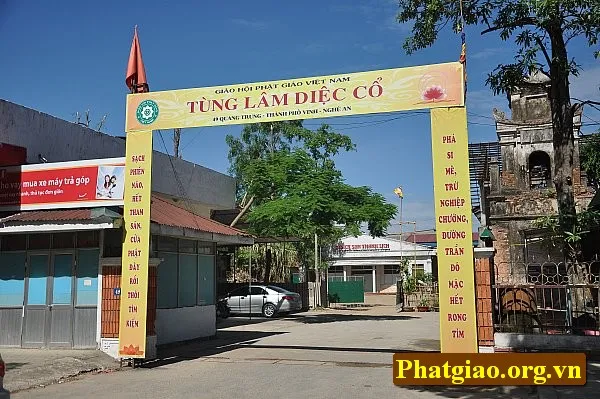 Cổng vào Chùa Diệc