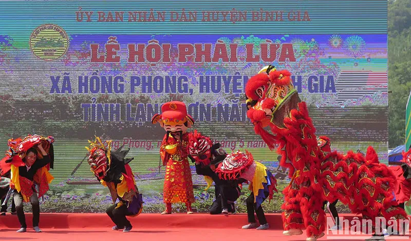 Các đội văn nghệ Lễ hội Phài Lừa