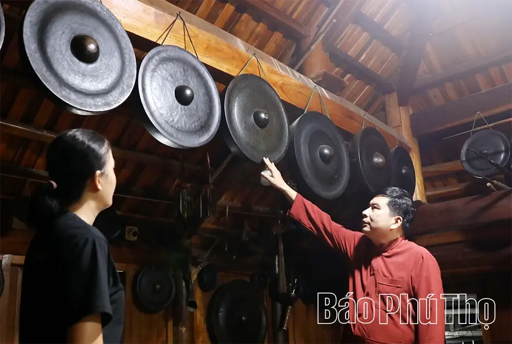 Những chiếc chiêng cổ nghệ nhân Bùi Văn Minh lữu giữ trong không gian ngôi nhà sàn cổ