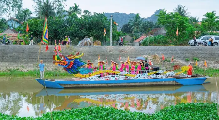 Hát chèo văn du thuyền trên sông Hoạt tại Lễ hội chùa Hàn Sơn