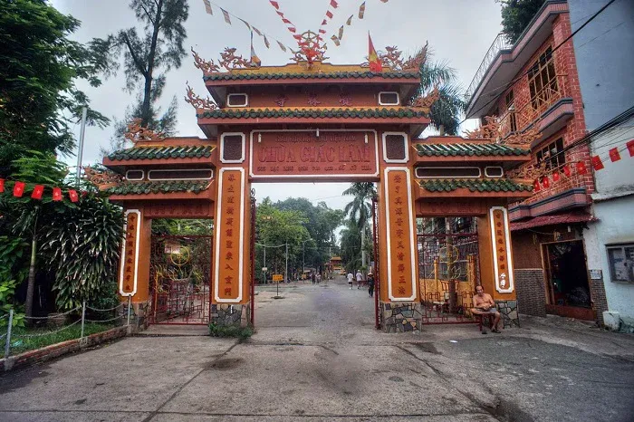 Cột trụ cổng khắc câu đối bằng chữ Hán tại Chùa Giác Lâm
