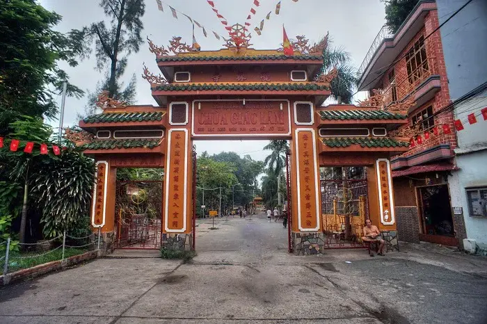 Cột trụ cổng khắc câu đối bằng chữ Hán tại Chùa Giác Lâm