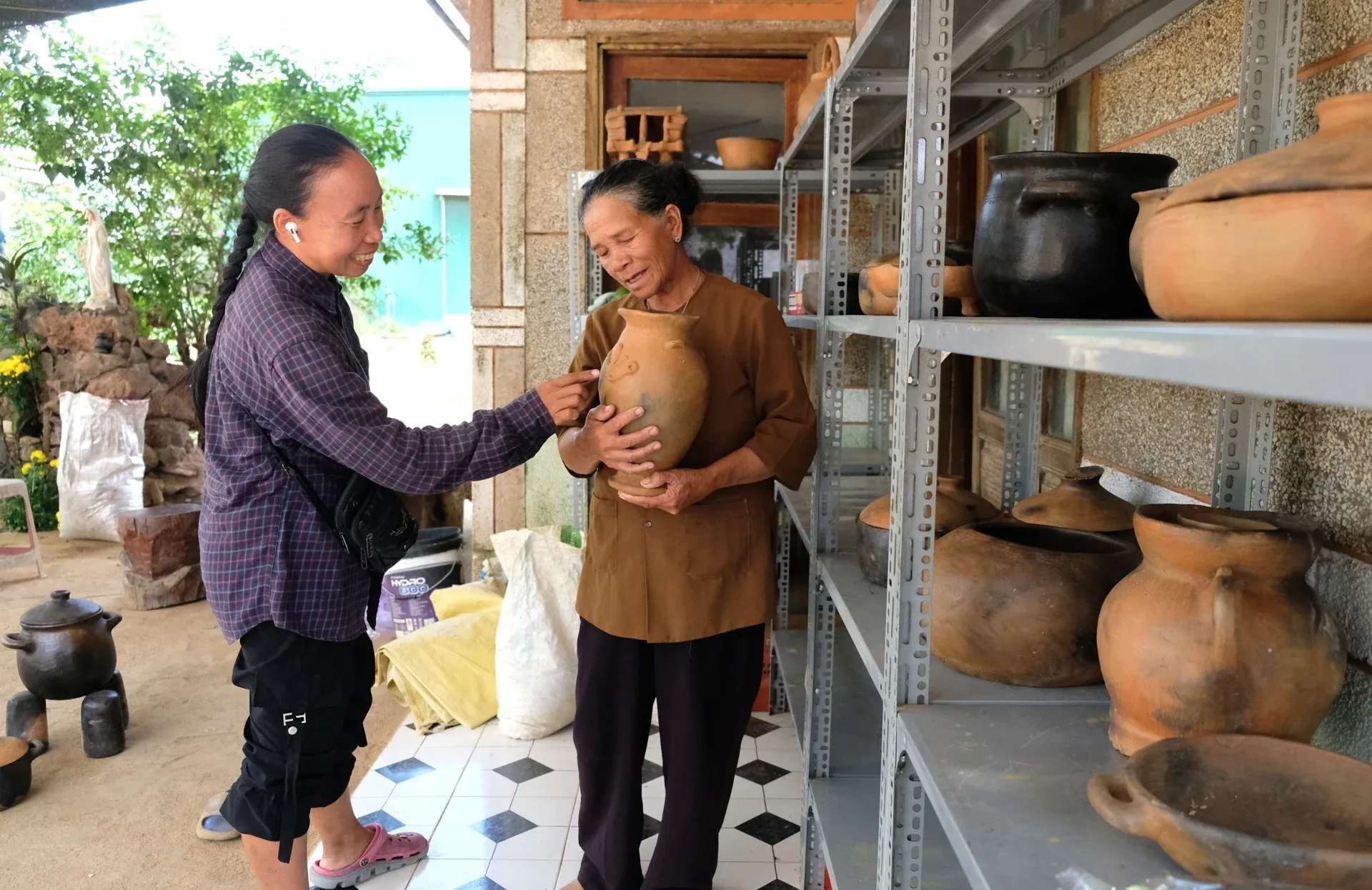 Nghệ nhân Ma Ly giới thiệu sản phẩm gốm của người Churu