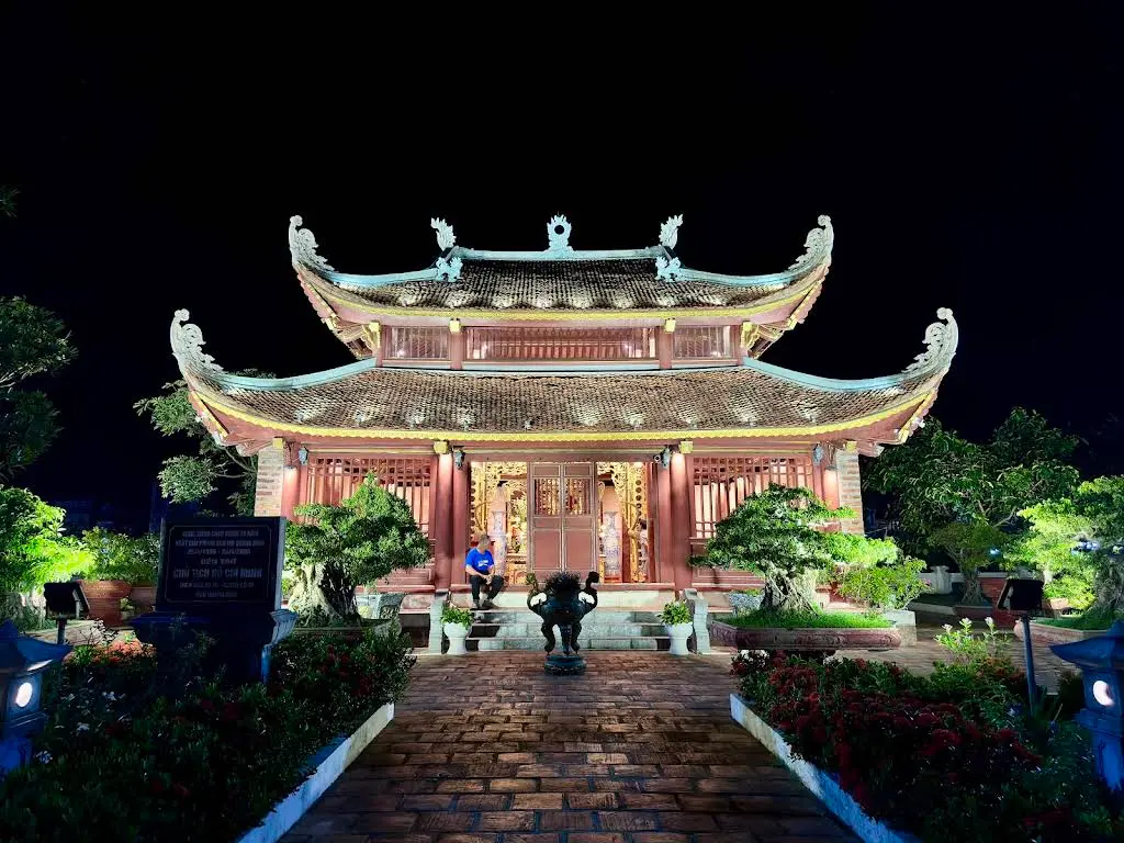 Cảnh quan Khu Di Tích Lưu Niệm Chủ Tịch Hồ Chí Minh Trên Đảo Cô Tô về đêm