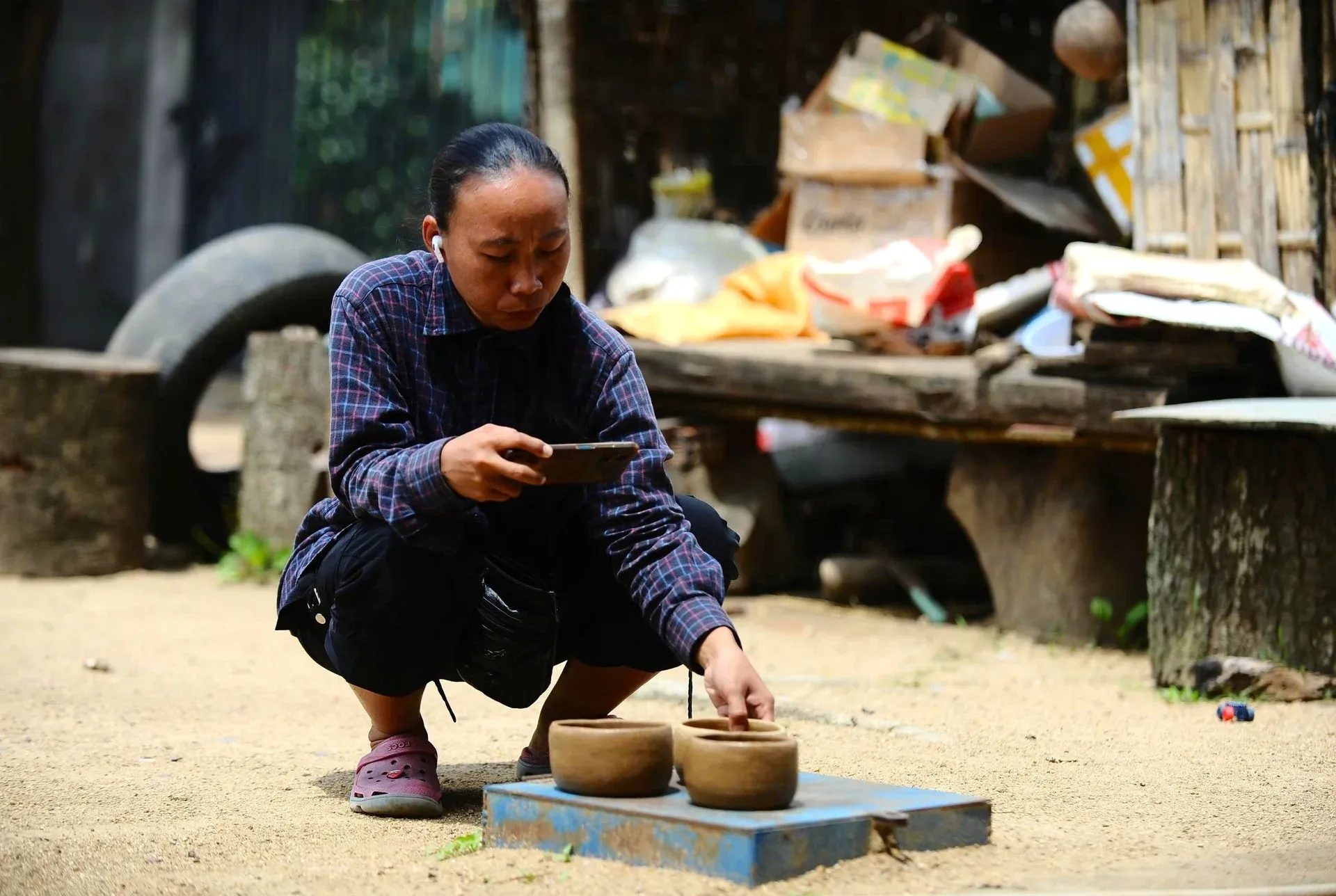 Sản phẩm gốm của nghệ nhân Ma Ly thu hút nhiều du khách