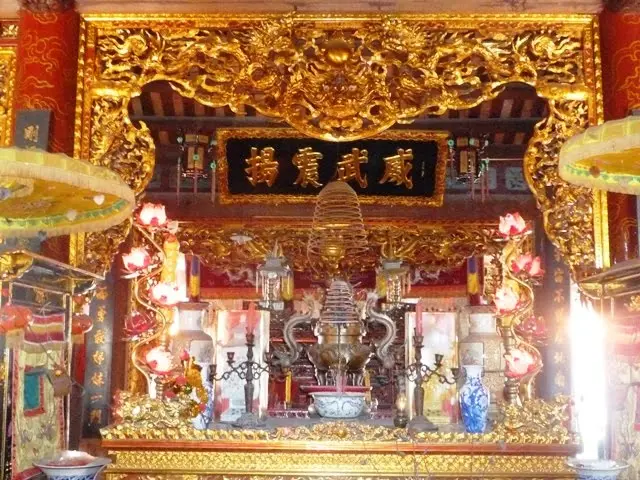 Điện thờ tại Đền Hát Môn
