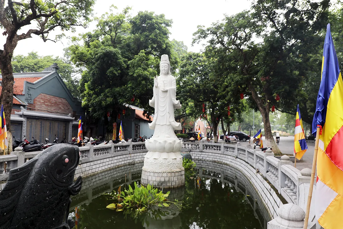 Tượng Phật Bà Quan âm trong khuôn viên Chùa Đồng Kỵ