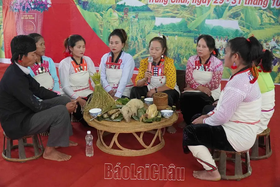 Thầy cúng khấn trong Lễ hội Đón lúa mới dân tộc Mảng