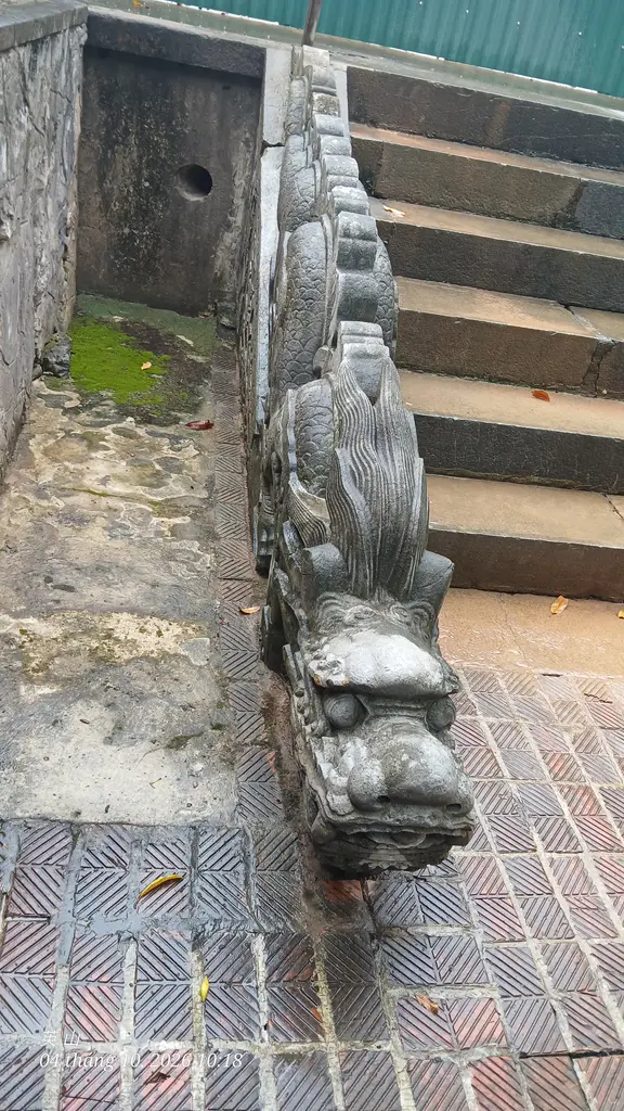 Hình ảnh nhìn từ trên xuống, ở nền Điện Kính Thiên, Hoàng Thành Thăng Long