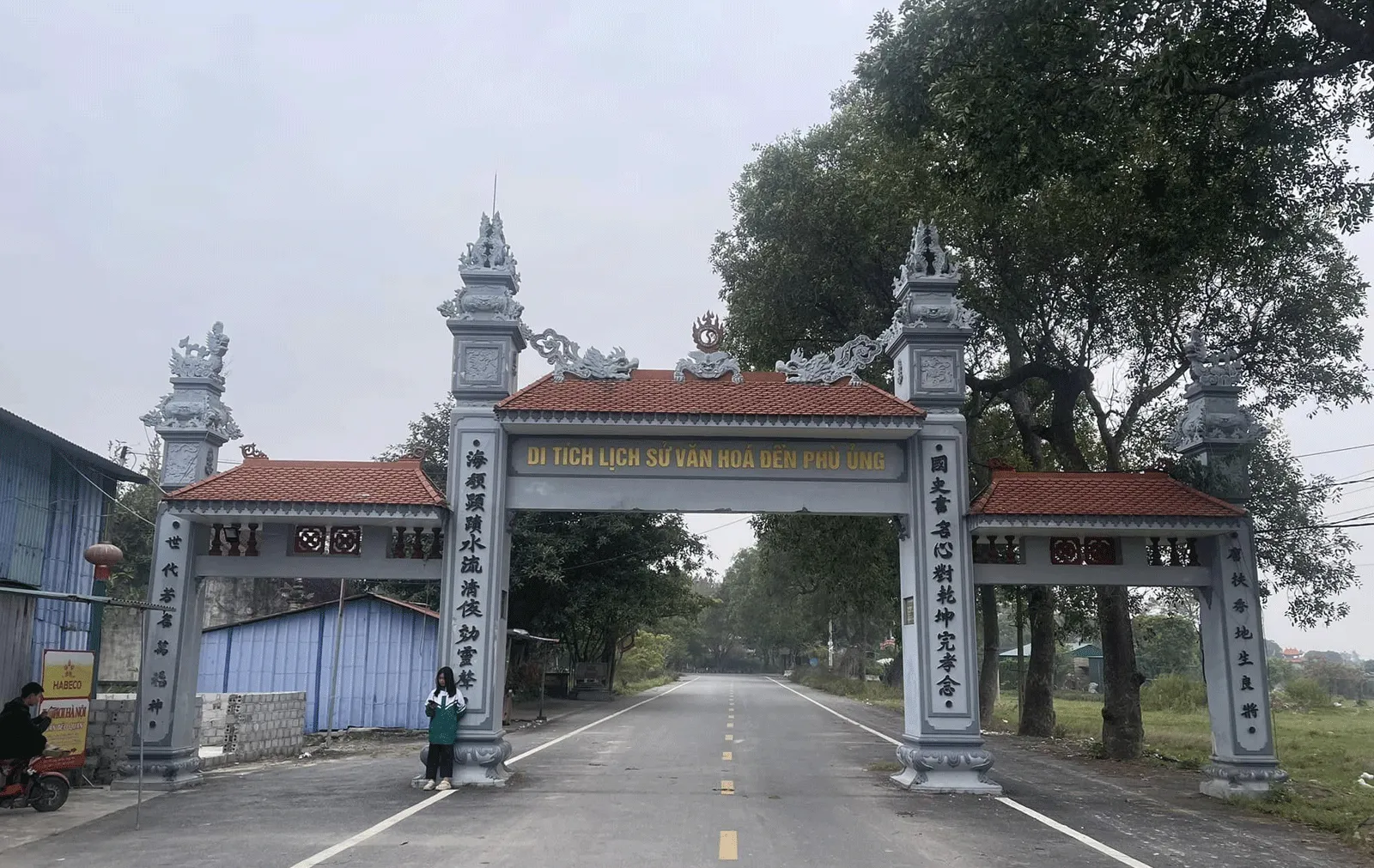 Cổng vào Đền Phù Ủng