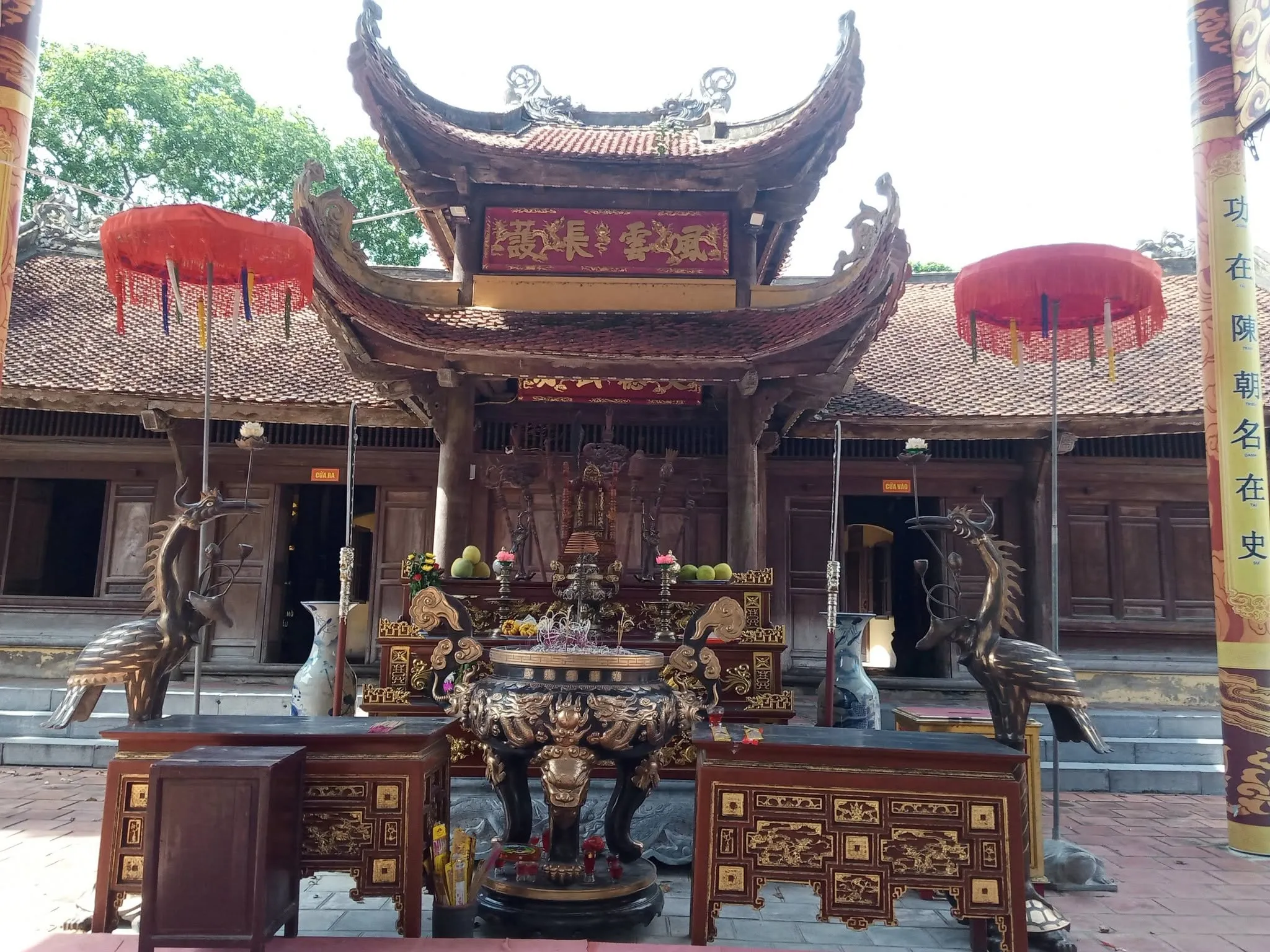 Ban thờ bên ngoài Đền Trần Thương