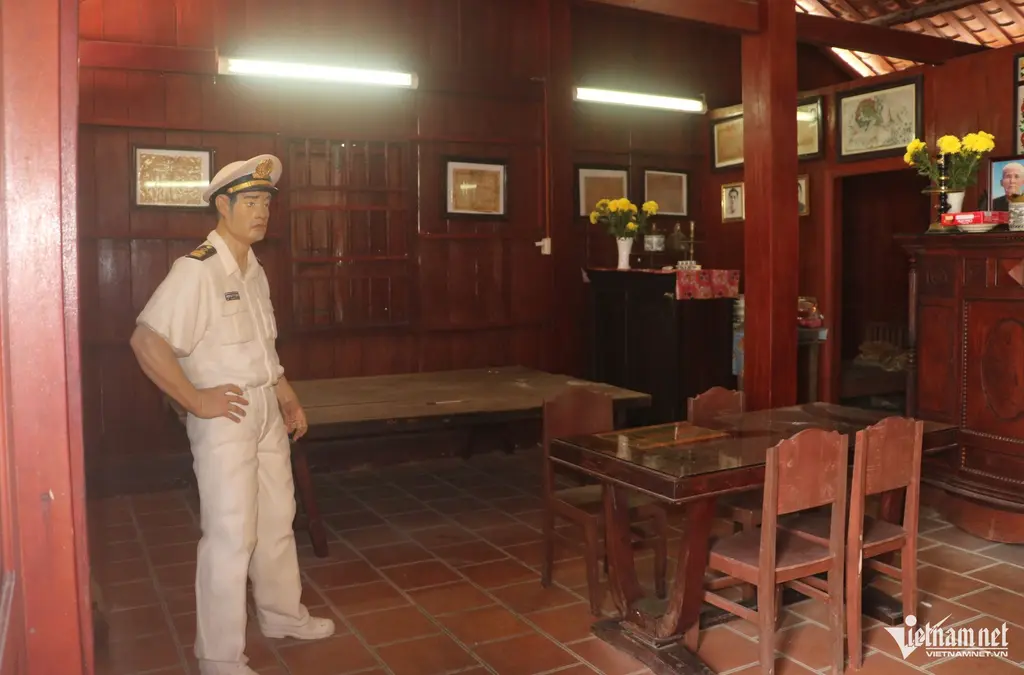 Tượng viên cảnh sát Việt Nam Cộng Hoà được phục dựng bên trong căn nhà