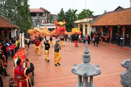 Đội lân sư trong sân đình tại Lễ hội làng cổ Đường Lâm
