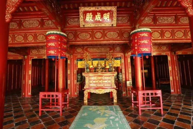 Bên trong Điện Minh Thành tại Lăng Gia Long