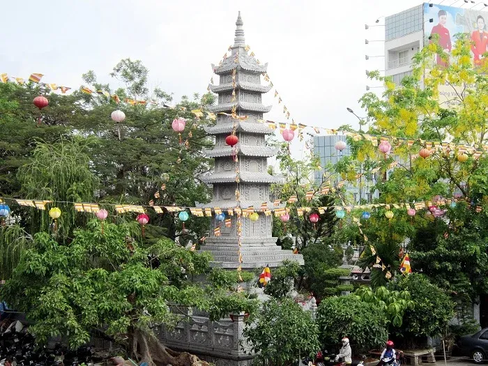 Tháp đá tại Chùa Vĩnh Nghiêm