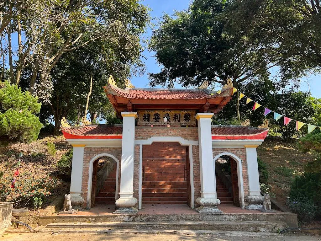 Cổng khu di tích Đền Thờ Vua Lê Lợi