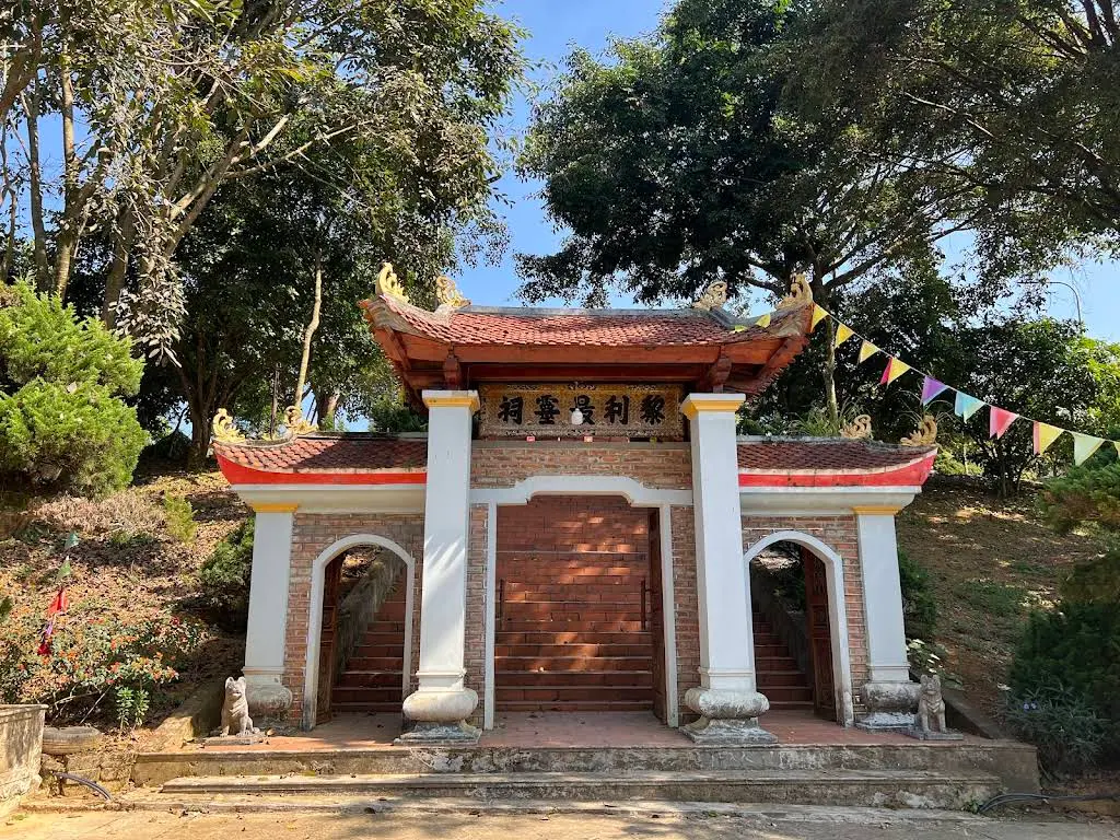 Cổng khu di tích Đền Thờ Vua Lê Lợi