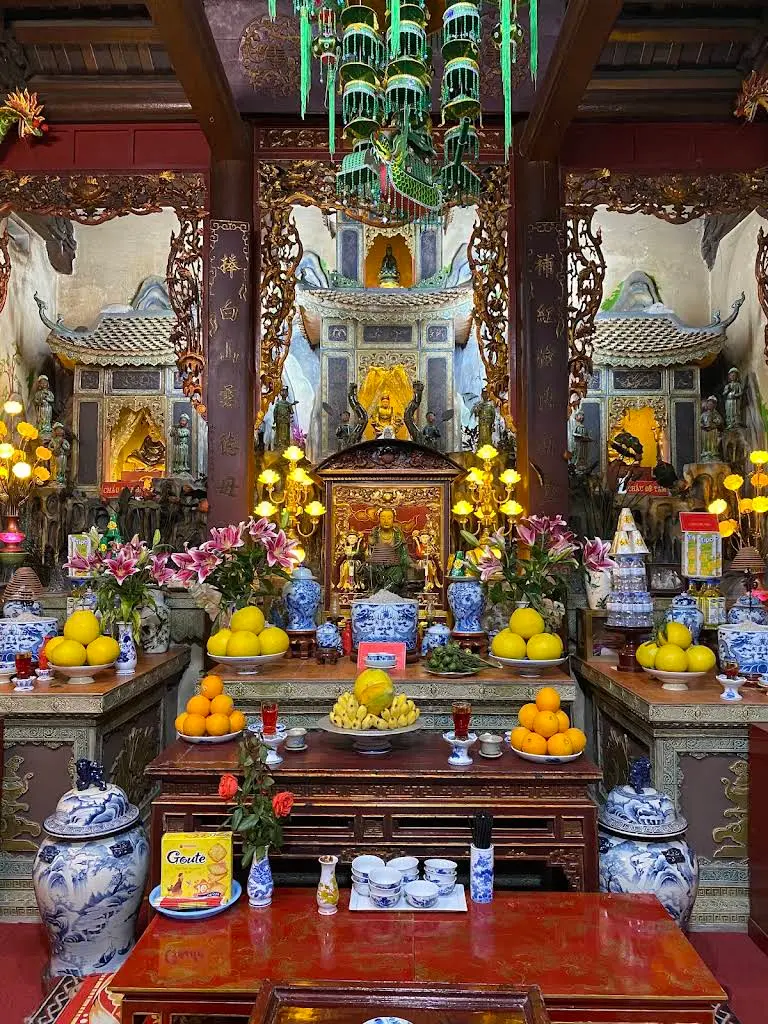 Không gian bên trong di tích Đền Mẫu Bát Tràng