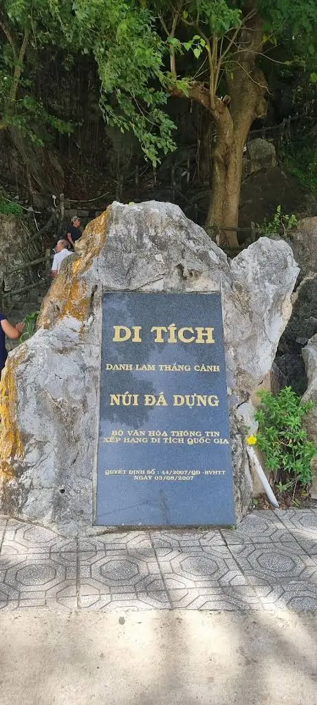 Bia tên di tích danh thắng Núi Đá Dựng