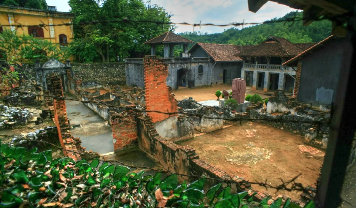 Hàng rào thép gai Nhà Tù Sơn La