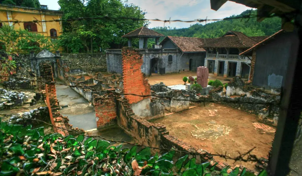 Hàng rào thép gai Nhà Tù Sơn La