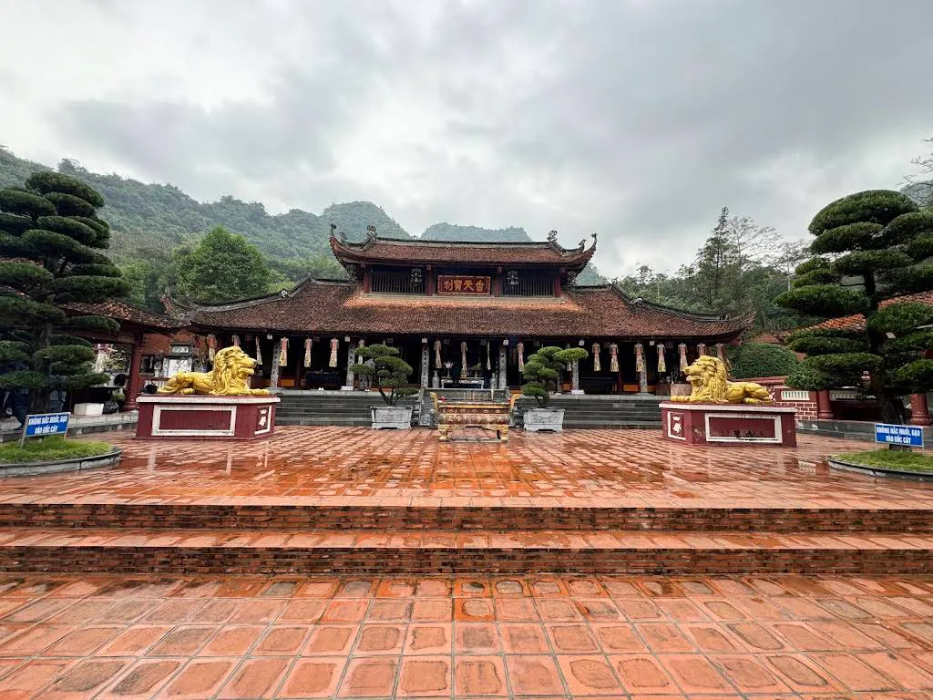 Tiền sảnh di tích Chùa Thiên Trù