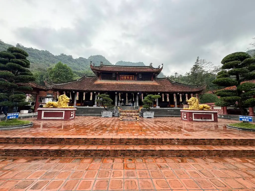 Tiền sảnh di tích Chùa Thiên Trù