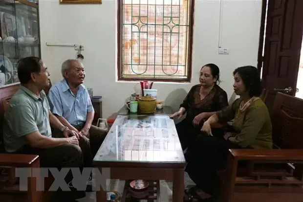 Nghệ nhân nhân dân Nguyễn Văn Cầu cùng các liền anh, liền chị trong Câu lạc bộ quan họ Thị Cầu.