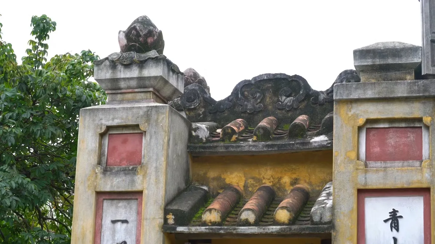 Trụ biểu cổng tam quan chùa Hải Tạng