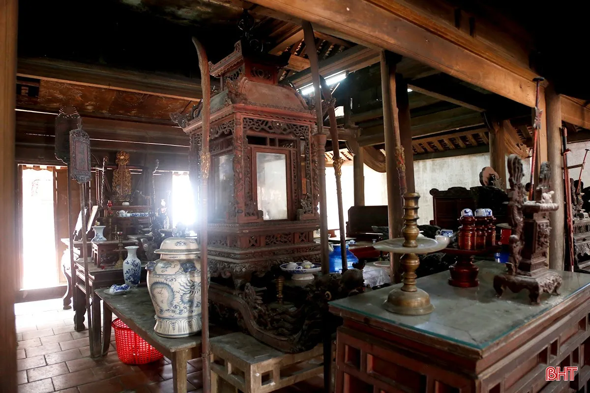 Không gian bên trong trung điện Đền Thái Yên