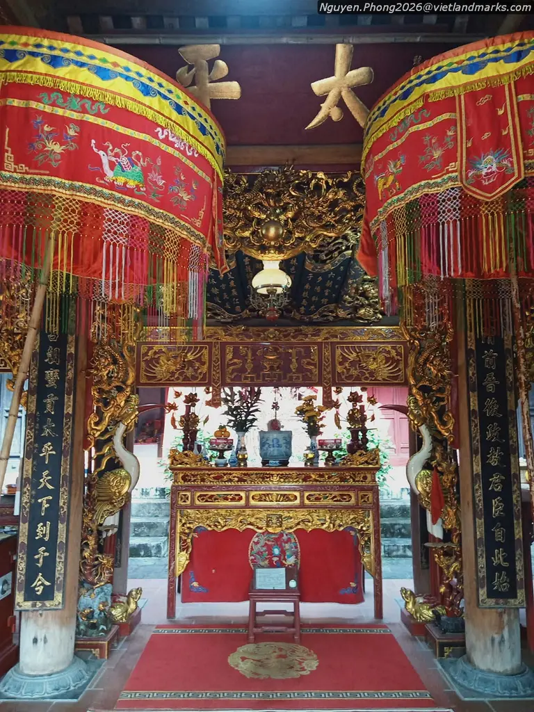 Gian thờ bên trong Đền Giang Xá