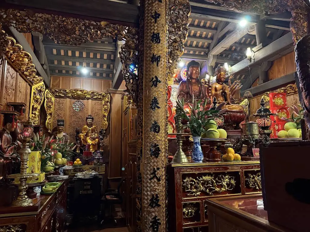 Cảnh quan bên trong di tích Chùa Cầu Đông
