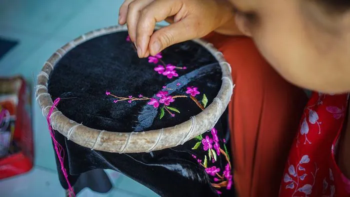 Các họa tiết hoa sẽ được phác trước khi thêu. Công đoạn thêu đòi hỏi sự khéo léo và kiên nhẫn